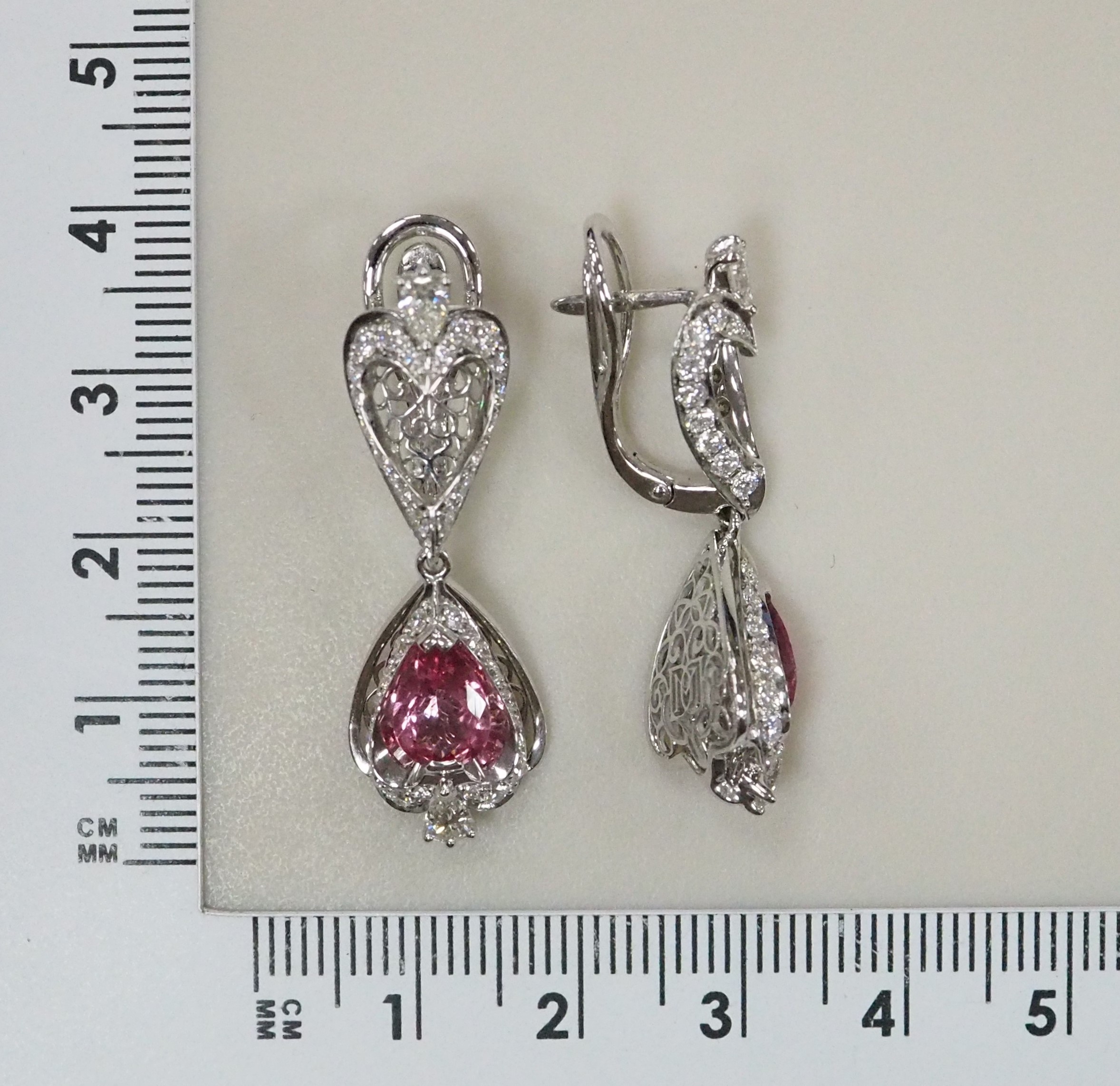 Серьги из белого золота с розовой шпинелью